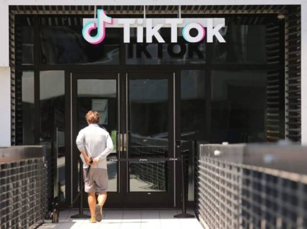(FILES) In this file photo a general view is seen of the TikTok building, in Culver City, California on November 17, 2020. - A second US federal judge has suspended a Trump administration executive order threatening to ban TikTok in the United States. The preliminary injunction granted late December 7, 2020 by judge Carl Nichols in a district court in Washington DC comes more than a month after a similar decision in Pennsylvania. (Photo by VALERIE MACON / AFP)