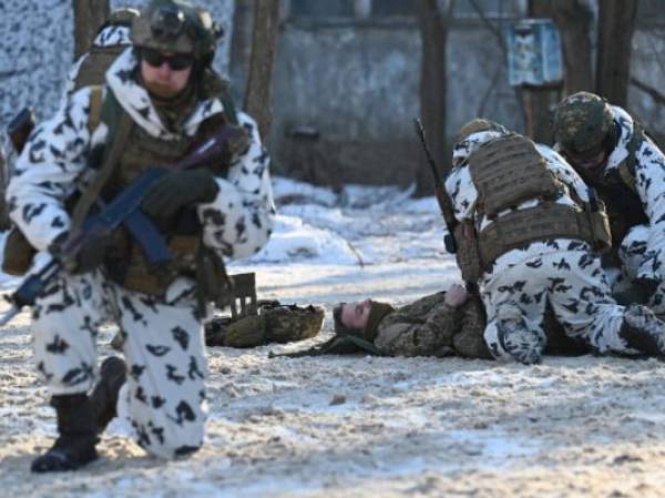 Servicemen take part in a joint tactical and special exercises of the Ukrainian Ministry of Internal Affairs, the Ukrainian National Guard and Ministry Emergency in a ghost city of Pripyat, near Chernobyl Nuclear Power Plant on February 4, 2022. (Photo by Sergei Supinsky / AFP)