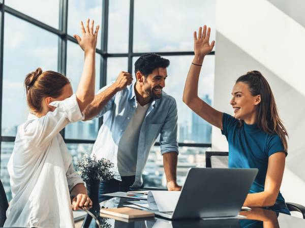 <i>Un líder que construye confianza sabe compartir el éxito y los buenos resultados con todo el equipo, valorando el aporte que cada rol aportó a la meta. (Foto: Shutterstock)</i>