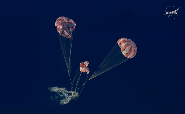 <i>La cápsula tripulada de Artemis II, que orbitó la Luna en una histórica misión, amerizó cerca de la costa de San Diego (California). Foto de cortesía</i>