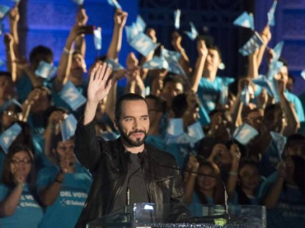 Salvadorean presidential candidate Nayib Bukele, of the Great National Alliance (GANA), waves at supporters during the closing rally of his campaign in San Salvador, on January 26, 2019 ahead of the first round of the national election on February 3. (Photo by Oscar Rivera / AFP)