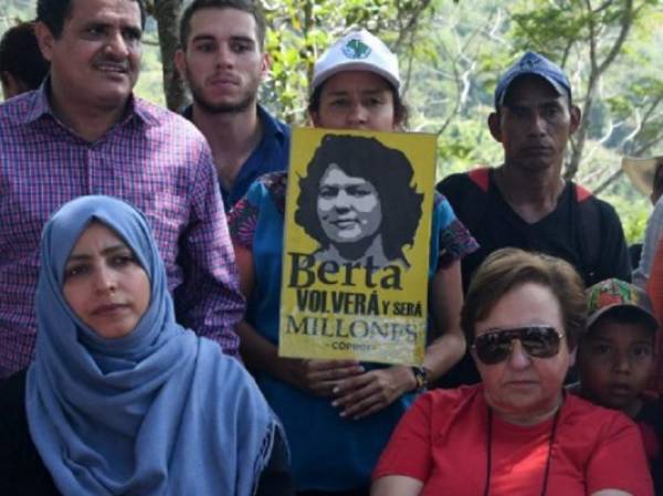 la iraní Shirin Ebadi, Premio Nobel 2003 llegó a la zona de Río Blanco acompañada de la yemení Tawakkol Karma, Premio Nobel 2011. (Foto: AFP).