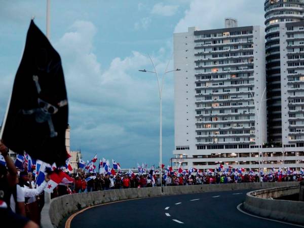 Manifestantes participan en una protesta contra el contrato gubernamental con la empresa minera canadiense First Quantum -y su filial Minera Panamá- en la ciudad de Panamá, Panamá, el 24 de noviembre de 2023. FOTO ROBERTO CISNEROS / AFP