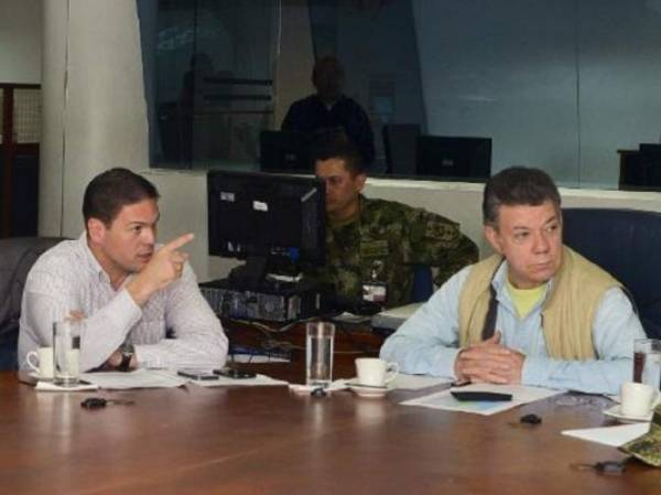 El presidente de Colombia, Juan Manuel Santos, y su ministro de Defensa, Juan Carlos Pinzón. (Foto: AFP)