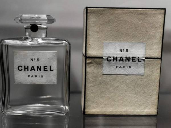 (ARCHIVOS) En esta foto de archivo tomada el 25 de septiembre de 2020 Esta imagen muestra una antigua botella de perfume Chanel N ° 5 exhibida durante la exposición 'Gabrielle Chanel, manifiesto de moda' en el museo de moda Galliera Palais en París el 25 de septiembre de 2020. (Foto de STEPHANE DE SAKUTIN / AFP)