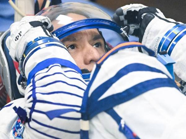 <i>El astronauta de la NASA Frank Rubio se grabó a dos cámaras para mostrar todo lo que hay dentro de la Estación Espacial. Foto Captura de pantalla video.</i>