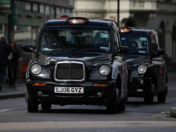 <i>Dos taxis negros londinenses circulan por una calle del centro de Londres. FOTO ARCHIVO / Daniel LEAL/AFP</i>