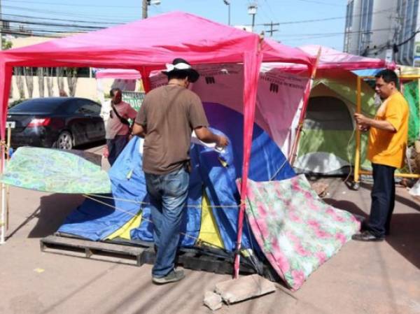 El 22 de junio Miguel Briceño y Ariel Varela iniciaron la huelga de hambre con una dieta de agua y otros líquidos con glucosa. Días después se retiraron por la presencial militar y policial a inmediaciones de Casa Presidencial. (Foto: laprensa.hn).