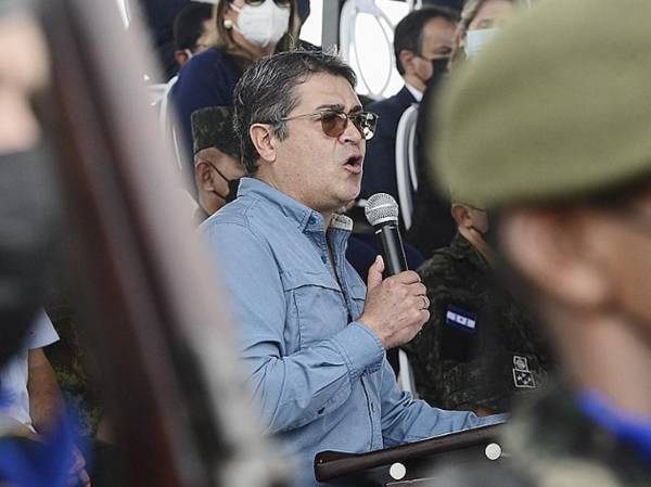 <i>El expresidente de Honduras, Juan Orlando Hernández, pronuncia un discurso durante el octavo aniversario de la Policía Militar de Orden Público (PMOP) en Tegucigalpa, el 24 de agosto de 2021. FOTO Orlando SIERRA/AFP</i>