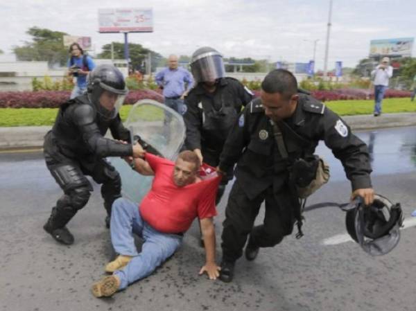 La manifestación y la represión tuvieron lugar frente a la sede del Consejo Supremo Electoral (CSE). (Foto: AFP).