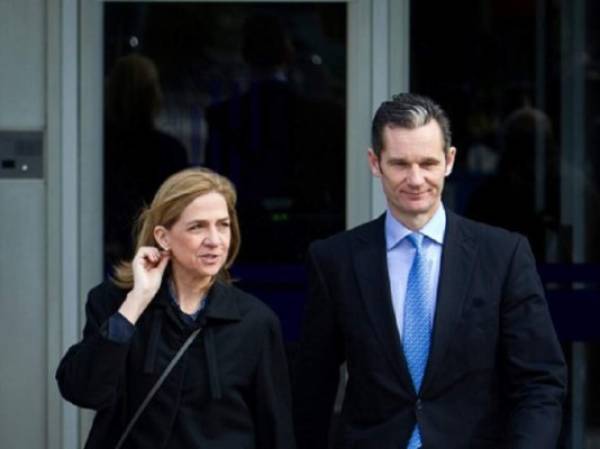La infanta Cristina de Borbón, hermana del actual rey de España, Felipe VI, sale de los juzgados junto a su esposo, Iñaki Urdangarín, en una de sus visitas a dependencias judiciales en Palma de Mallorca.