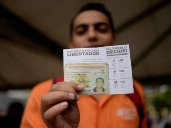 Definido como un 'acto de rebeldía', la oposición afirma que tras el plebiscito se activará esta semana la 'hora cero', la fase decisiva de las protestas para sacar a Maduro del poder, sin descartar una huelga general. (Foto: AFP).