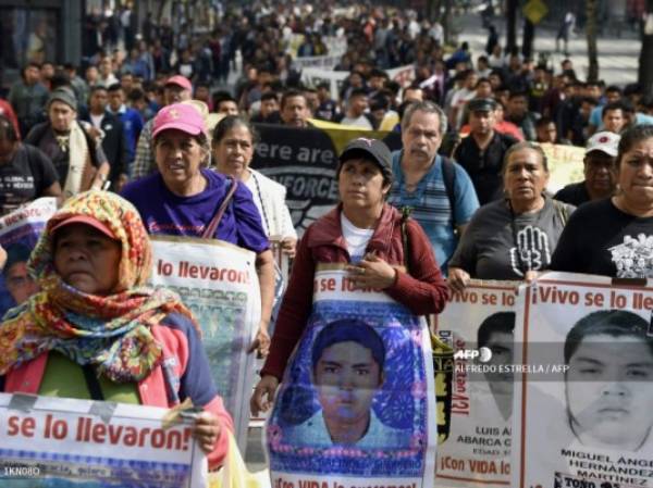 Students and relatives of the 43 students of the teaching training school in Ayotzinapa who went missing on September 26, 2014, protest ahead of the fifth anniversary of their disappearance, in Mexico City on September 25, 2019. - The Mexican prosecutor-general's office said -last September 18- it will reinvestigate 'almost from scratch' the disappearance and suspected massacre of 43 students in 2014, a case that still haunts the country. (Photo by ALFREDO ESTRELLA / AFP)