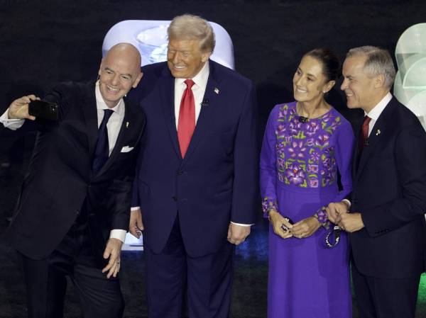 Fotografía del 5 de diciembre de 2025 del presidente de la FIFA, Giovanni Infantino (i), tomándose una selfie con los presidentes de EE.UU., Donald Trump, de México, Claudia Sheinbaum, y el primer ministro de Canadá, Mark Carney (d), en Washington DC. EFE/SHAWN THEW