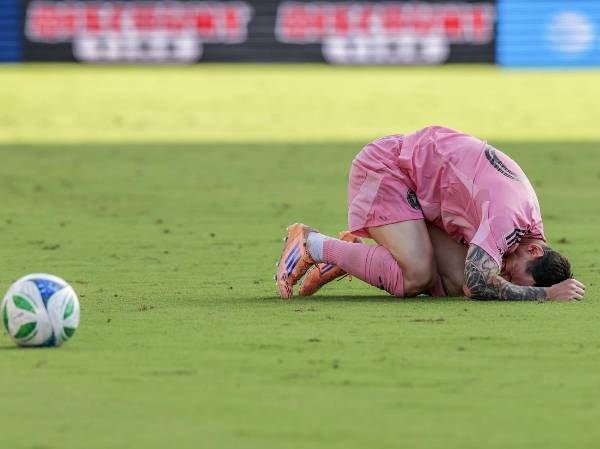 <i>El delantero del Inter Miami, Lionel Messi, cae durante la final de la Copa MLS 2025 entre el Inter Miami CF y el Vancouver Whitecaps FC en el Chase Stadium de Fort Lauderdale, Florida, EE. UU. EFE/EPA/CRISTOBAL HERRERA-ULASHKEVICH</i>