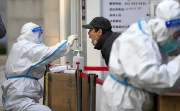 China registra récord de nuevos casos diarios de COVID-19