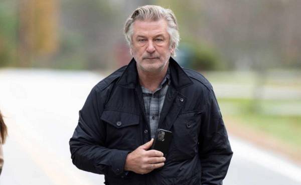 Alec Baldwin acuerda con familia de directora fallecida continuar el rodaje de ‘Rust’