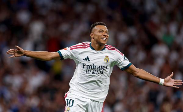 <i>Kylian Mbappé, delantero del Real Madrid y autor de un doblete en la victoria por 4-1 contra el Sevilla, se acercó a tres goles del liderato de la tabla de anotadores de Raphinha, atacante del Barcelona. Foto de cortesía</i>