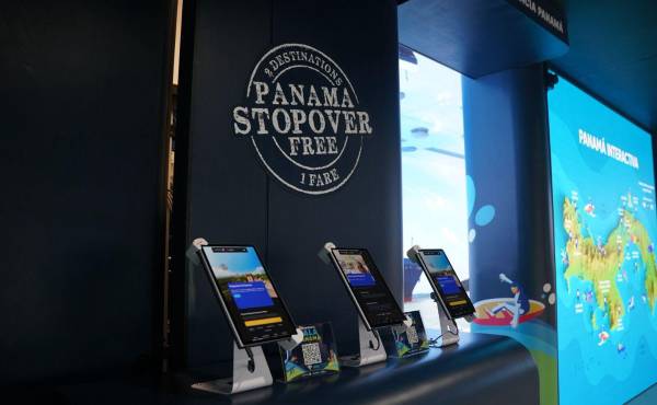 <i>La sala tiene un mapa interactivo con 13 destinos del país, como la capital, sitios históricos, actividades de naturaleza, playa, cultura y gastronomía, además de contenido audiovisual, según la información de la aerolínea. Foto de cortesía</i>