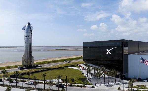 Elon Musk dijo que se cambiará el nombre de la compañía a “SpaceXSI”. Foto de cortesía
