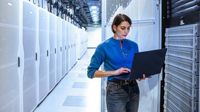 <i>Se prevé que el consumo mundial de electricidad en estos centros de datos aumente de aproximadamente 485 teravatios-hora en 2025 a 950 en 2030, lo que ya equivaldría al 3 % de la demanda mundial total. Foto de iStock</i>