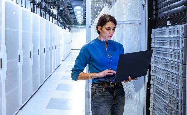 <i>Los centros de datos concentran una importante utilización de energía que se calcula que representará en 2030 aproximadamente el 3 % de la demanda mundial de electricidad. Foto de iStock</i>