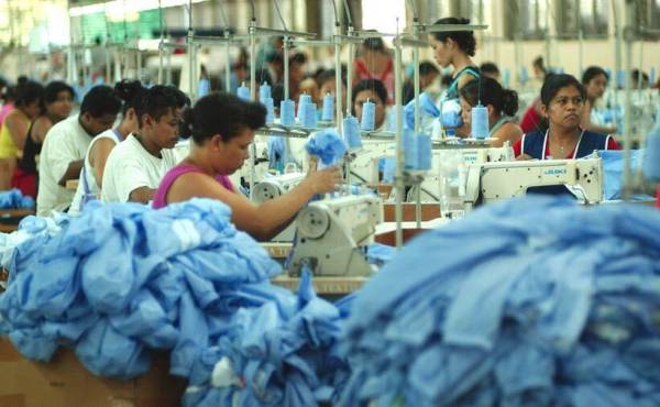 Industrias de El Salvador reportan escasez de materias primas