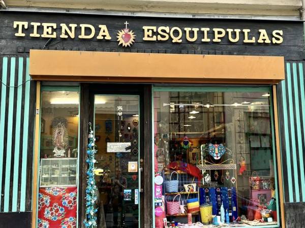 Colorida tienda guatemalteca brilla en las calles de París