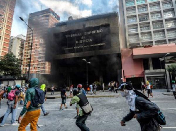 Las oficinas de la Corte Suprema de Justicia fueron atacadas ayer en una nueva escalada de las protestas contra el gobierno del presidente Nicolás Maduro.