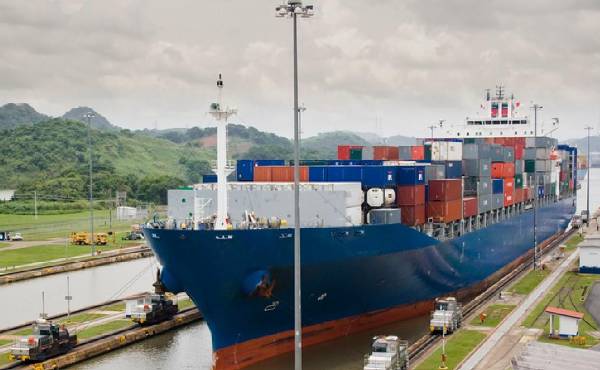 <i>El calado es la parte sumergida del barco y el Canal de Panamá, el único de agua dulce del mundo y que une el Atlántico con el Pacífico, ofrece uno máximo de 50 pies (15,24 metros). Foto de EFE</i>