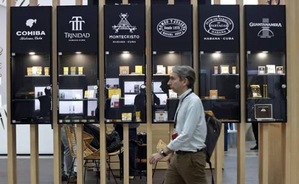 Fotografía de archivo del 24 de febrero de 2025 que muestra a una persona recorriendo la feria comercial del XXV Festival del Habano, en La Habana (Cuba).