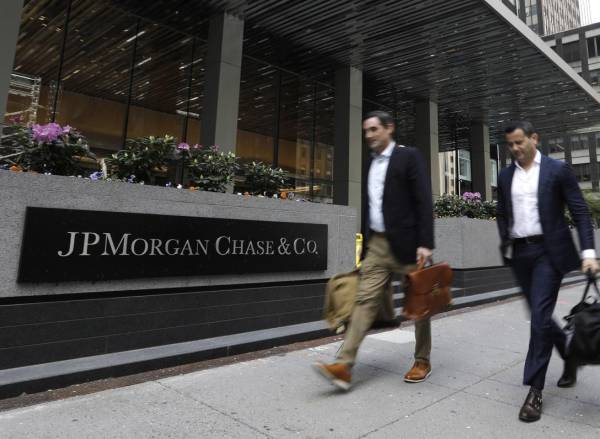 Foto de archivo de peatones que pasan frente a una oficina de JPMorgan Chase en Park Avenue, en Nueva York, Estados Unidos. EFE/Peter Foley