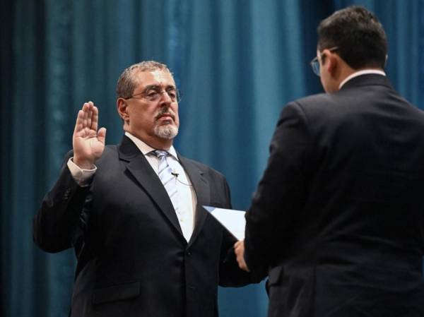 <i>El nuevo Presidente de Guatemala, Bernardo Arévalo (I), presta juramento ante el nuevo Presidente del Congreso, Samuel Pérez, durante su ceremonia de inauguración en el Centro Cultural Miguel Ángel Asturias en la Ciudad de Guatemala, a principios del 15 de enero de 2024. FOTO JOHAN ORDONEZ / AFP</i>