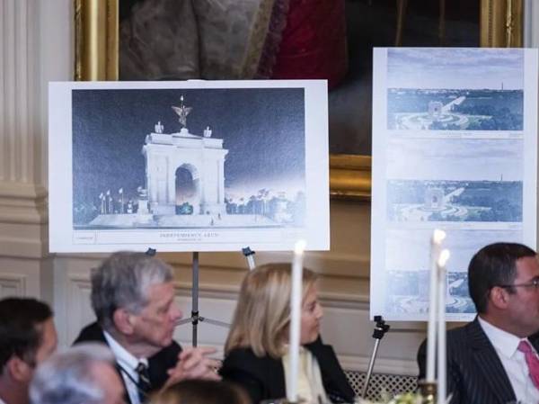 <i>Fotografía de archivo de las proyecciones del arco del triunfo propuesto por el presidente de Estados Unidos, Donald Trump, para Washington. (EFE/Jim Lo Scalzo/Pool)</i>