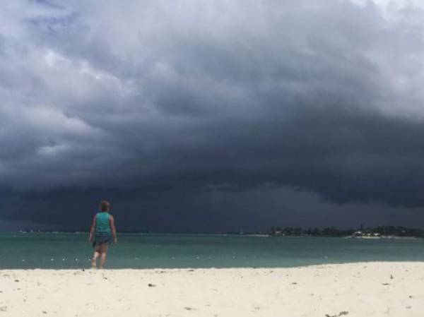 Una mujer permanece de pie en Nassau, Bahamas. (Photo by Andrew CABALLERO-REYNOLDS / AFP)