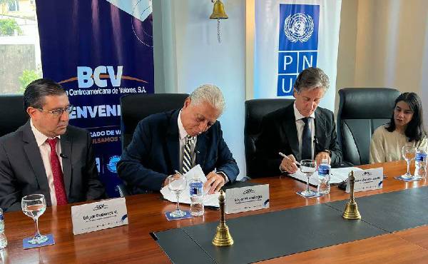 <i>El acuerdo fue firmado en Tegucigalpa por el gerente general de la BCV, Edgar Gutiérrez, y el representante residente del PNUD en Honduras, Alessandro Fracassetti. Foto de cortesía</i>
