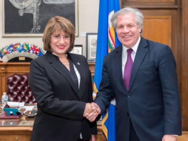 La jefa de la misión anticorrupción de la OEA en Honduras, la peruana Ana María Calderón (Izquierda), presentó su 'renuncia irrevocable' el pasado 2 de enero, en una nota que envió al secretario general de la OEA, Luis Almagro (Derecha).