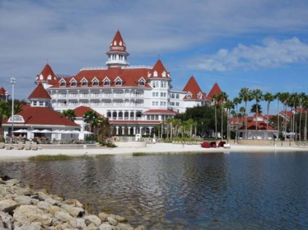 Aunque había señales de no nadar en la playa lacustre del Grand Floridian Resort and Spa de Disney donde el niño de dos años y su familia estaban hospedados, no incluían advertencias sobre cocodrilos. Foto tomada de yourfirstvisit.net