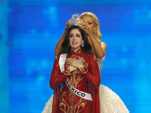 <i>Miss México, Fátima Bosch, reacciona al ser coronada Miss Universo 2025 durante la 74.ª edición del certamen, celebrada en el Impact Challenger Hall de la provincia de Nonthaburi, en las afueras de Bangkok, Tailandia, el 21 de noviembre de 2025. Mujeres de 122 naciones participaron en la 74.ª edición del concurso de belleza por la corona de Miss Universo 2025. (Tailandia) EFE/EPA/RUNGROJ YONGRIT</i>