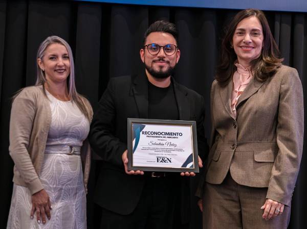 Sebastián Núñez Navarro, Gerente de Mercadeo Tiendas Ekono, recibe reconocimiento TOM, como Protagonista de Mercadeo.