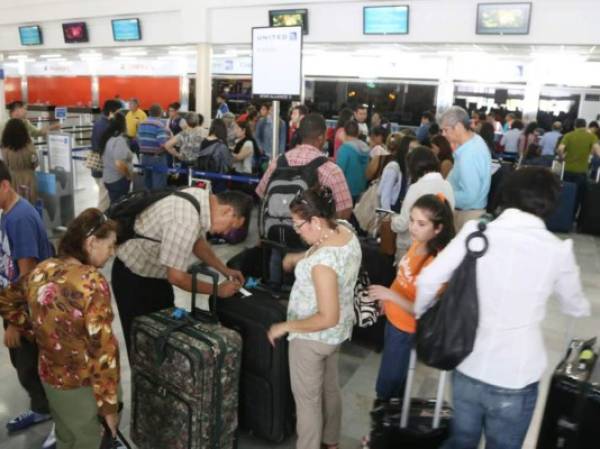 Este fin de semana incrementó el movimiento de viajeros por el aeropuerto sampedrano. Foto: La Prensa