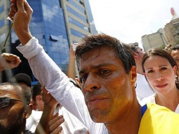 'No son jueces', escribió en su cuenta de Twitter, 'son mandaderos del Gobierno con su justicia podrida', dijo henrique Capriles en apoyo a López. (Foto: Archivo)