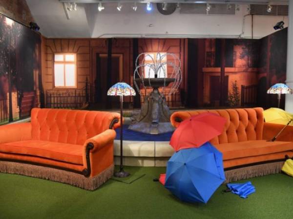 El famoso sofá naranja del café Central Perk, los sillones reclinables de Chandler y Joey y la guitarra de Phoebe: todos estos objetos se exhiben en una exposición para conmemorar el aniversario 25 de la exitosa serie de comedia 'Friends'. Foto AFP