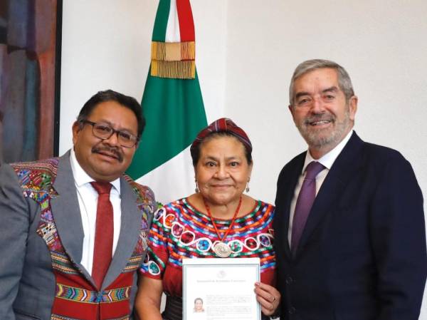<i>Desde la sede de la Secretaría de Relaciones Exteriores (SRE), De la Fuente reconoció la trayectoria de Menchú en la defensa de los derechos humanos y de los pueblos indígenas. FOTO @SRE_mx</i>