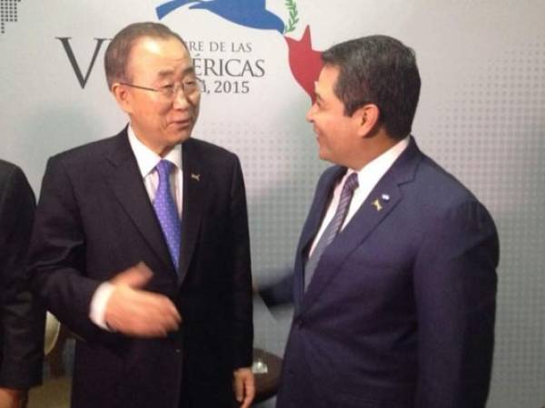 El secretario general de las Naciones Unidas, Ban Ki-moon (izquierda), con el presidente de Honduras, Juan Orlando Hernández. (Foto: laprensa.hn).