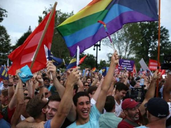 A las afueras del edificio de la Corte en Washington, una multitud celebró la decisión con gritos y ondeando la bandera del arcoiris, símbolo universal de los derechos homosexuales. (Foto: AFP).