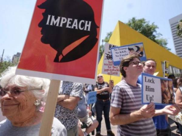 Manifestantes piden destituir al presidente de Estados Unidos, Donald Trump, en Los ángeles, California. AFP PHOTO / RINGO CHIU