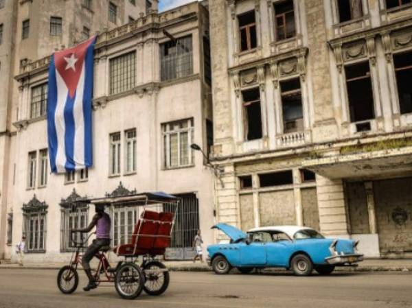 VehÃ­culos esperan en fila para llenar sus tanques de gasolina en La Habana, Cuba, el jueves 19 de septiembre de 2019. (AP Foto / Ismael Francisco)