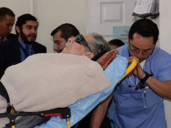 Ríos Montt fue conducido por paramédicos en una ambulancia y llegó junto a su hija, la exdiputada Zury Ríos, a la sala de debates en un camilla y con el rostro cubierto. (Foto: AFP).