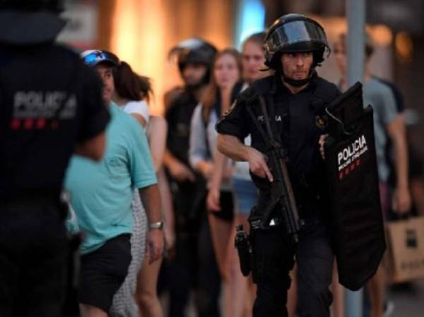 Un segundo sospechoso relacionado con el ataque que ha dejado este jueves al menos 13 muertos y 50 heridos en Barcelona fue detenido, anunció el presidente regional catalán, Carles Puigdemont. (Foto: AFP).